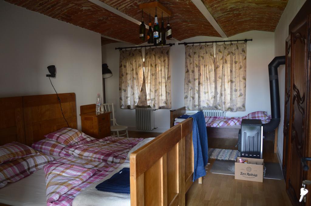 Bagolyvar Fogado- Ujfalusy Marton Vendeghaz Zirc Bagian luar foto